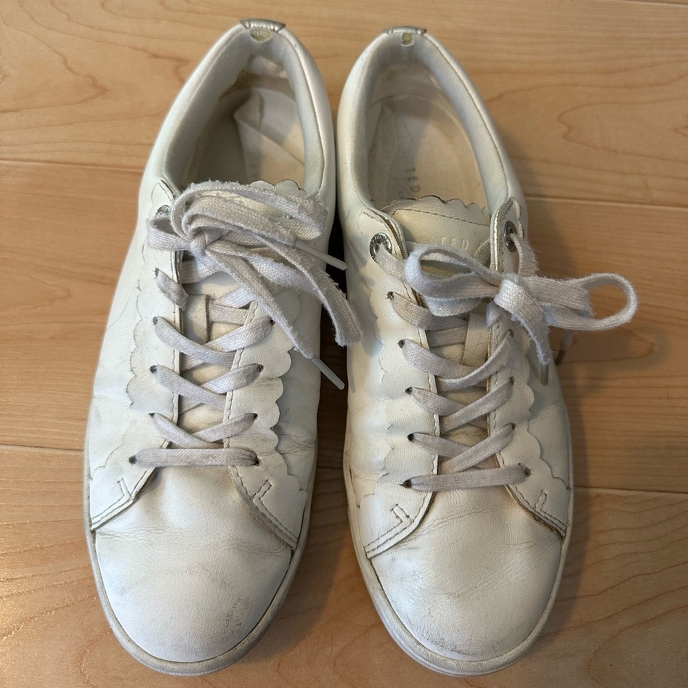 🦋 3/$9 Ted Baker White Scalloped Sneakers size 7